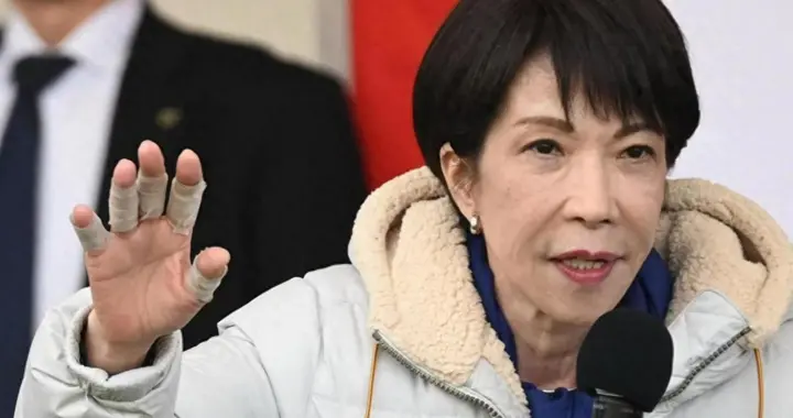 9级海啸逼近，高市早苗竟让民众自备干粮，巨额财政被扩军掏空