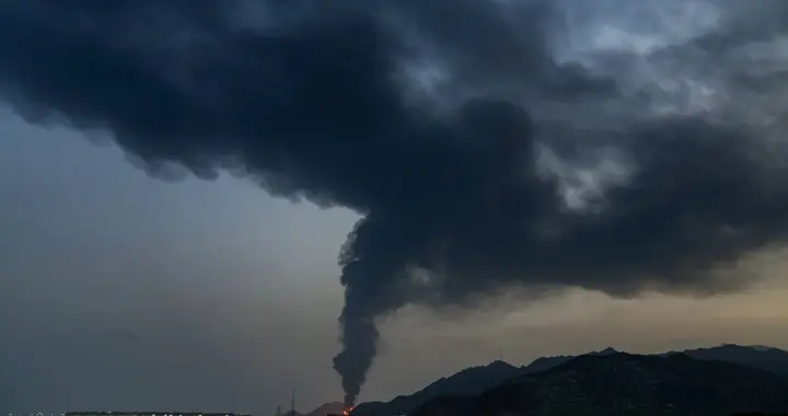 中东又开打了！伊朗不宣而战，导弹突袭阿联酋，30万吨油轮大爆炸