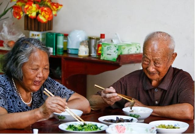 62岁男子坚持不吃晚饭，血脂血管大变样，1年后身体状况让人惊讶