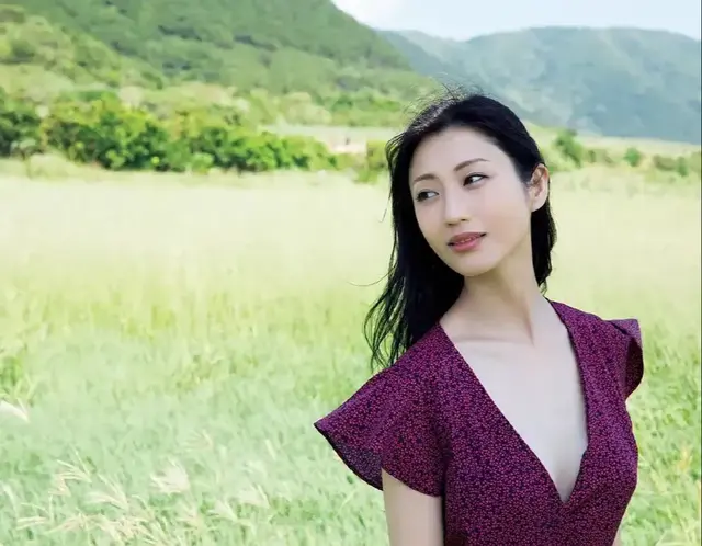 “性感女神”坛蜜和她的风情大片