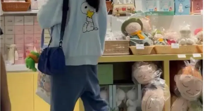 张柏芝机场接大儿子，两人拥抱，画面太温馨，幸福。