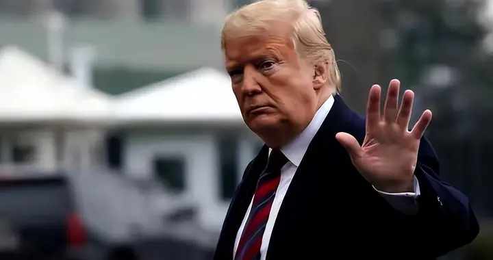 美国封锁霍尔木兹半年，伊朗杀出一条铁路，特朗普怂了