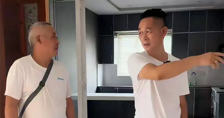 四个人合租的第一天就闹翻了：有人喝了冰水，有人的签证要泡汤