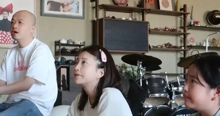 包文婧晒温馨日常，坐在一起打游戏，包贝尔陪女儿掰手腕、编花篮