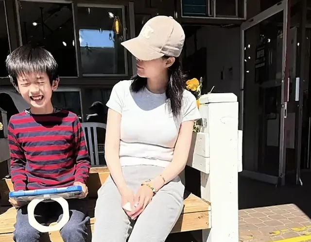 车模兽兽加拿大晒儿子正面照，与自己很像，结婚12年沦为家庭主妇