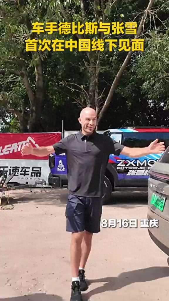 “张雪机车”车手德比斯首次与张雪在中国见面