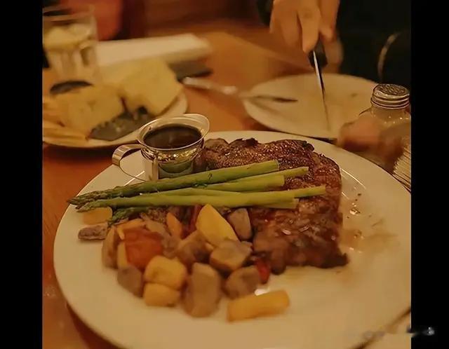 贾跃亭吃完汉堡，最近又分享牛扒大餐，网友直呼是做美食博主了吗
