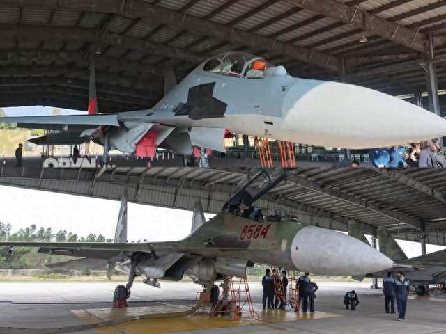 越军第一次近距离接触歼-16：感觉很熟悉，但又好像完全不一样！