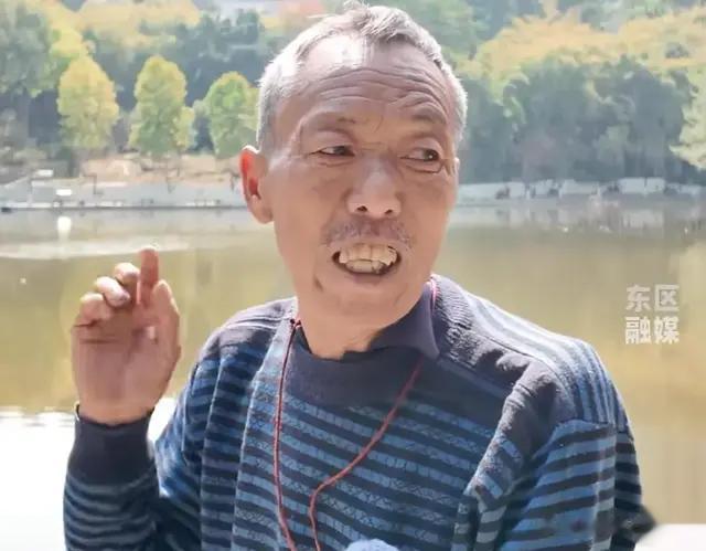 四川74岁独臂老人救落水女童，获赠一台翻盖新手机，曾是一名军人