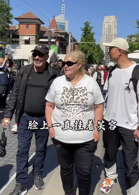 杨淙和岳父母在天津，吃狗不理包子，心情愉悦，大赞中国建筑漂亮