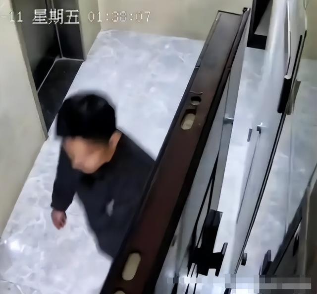 女孩发现床下陌生男后续！监控曝光，男子正面照被扒，身份不简单