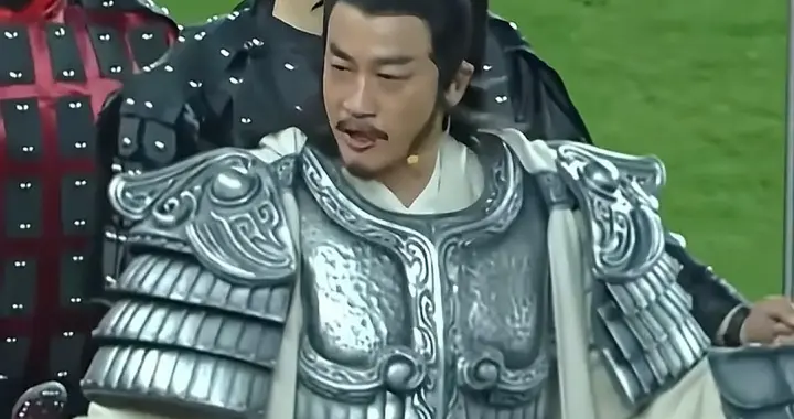 何润东扮项羽骑马进场，一场球赛赢了，可宿迁人的霸王瘾还没过够