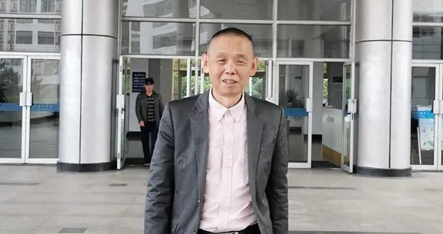 「36年不评职称的老师走了：他一生只做一件事，看哭无数人」