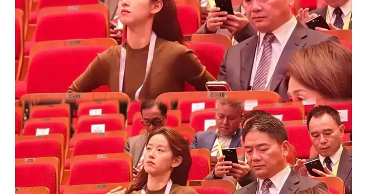 51岁刘强东“认输”，对妻子章泽天隔空撒娇，细节曝夫妻真实现状