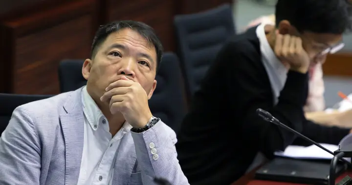 乱港蟑螂捡了4年肥皂，出狱就润英告洋状，英国十分感动当场拿下