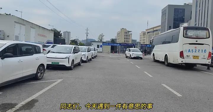 换电的蔚来见多了，换电的网约车真少见