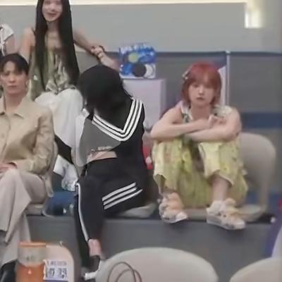 四斤：黄灿灿浪姐候场的时候她大大咧咧叉开