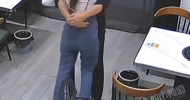 丈夫热情一抱，妻子5根肋骨瞬间断了！医生：姿势不对，最“疼”的恩爱，看着都窒息