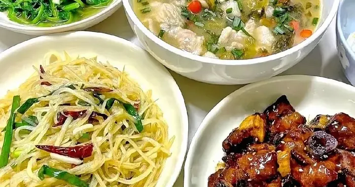 儿子带女友回家吃饭，一桌子菜她只夹跟前3道菜，我越吃越心慌！