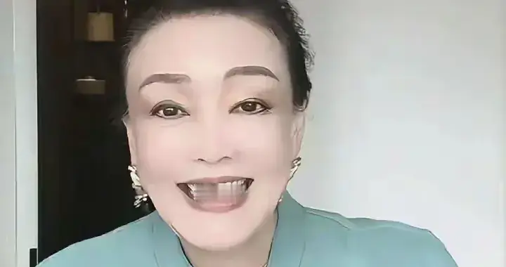 汪小菲晒全家独缺老妈，张兰直播被骂破防回怼：再穷也不会要你的