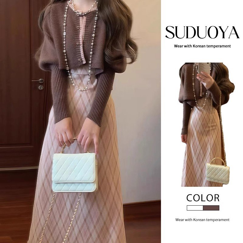 **开衫与格纹吊带裙的搭配秘籍**