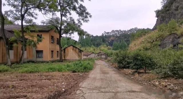 杭州淳安大山深处，一座废弃的军工厂，生产手雷和“寿星牌”台钟