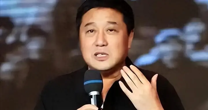曾为娶小17岁的梅婷，他抛下儿子与妻子离婚，现年68岁却孤独终老