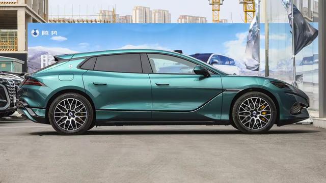 李老猫说车：二代刀片电池和闪充发布后，腾