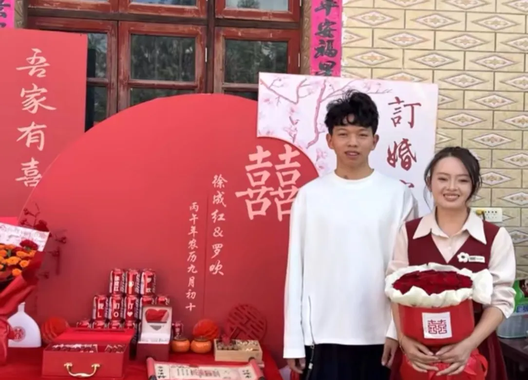有人问：是小小徐结婚，他原先的亲妈会到场吗？大概率是不会的，不是因为不...