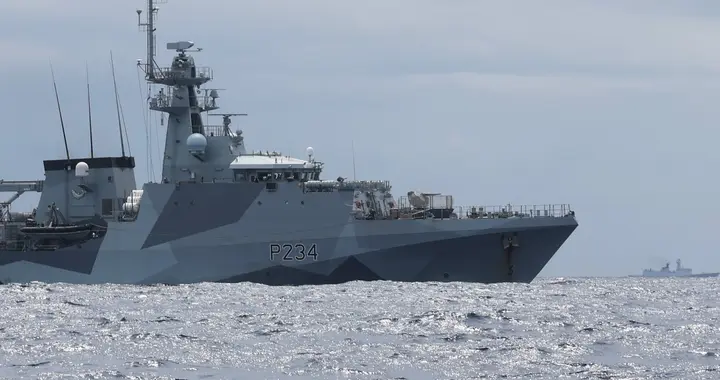 英国亚洲舰队强闯南海，054A舰反击：英网友道出中方没有动手原因