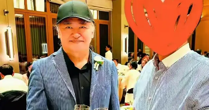 刘欢参加女儿婚礼，眉毛、头发全白，老的不成样子，再也风光不了