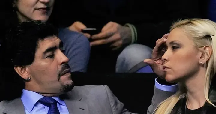 据传！女星与男友同居生子，又嫁小18岁的继子，后变成杀人犯？