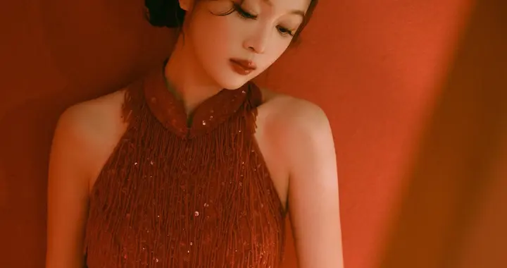 吴宣仪绛红勾勒旧日风韵，夜色摇曳温柔低语在虚实交错处