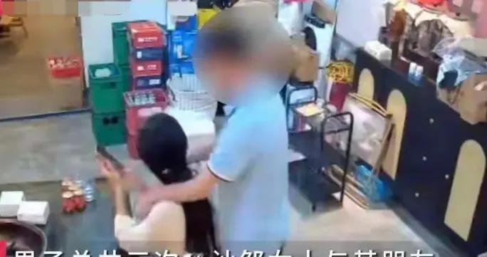 5人喝酒1人骚扰，另外4个全程沉默：你们不拦，就别急着拉