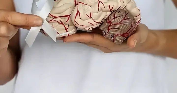 大脑开始萎缩，喝水就知道？脑萎缩患者，喝水时多半会有6个表现