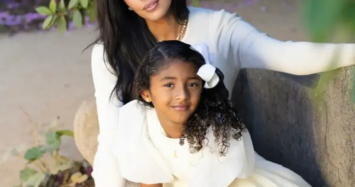 科比的小女儿三岁了，五官越来越像爸爸科比，妈妈瓦妮莎爱的表达