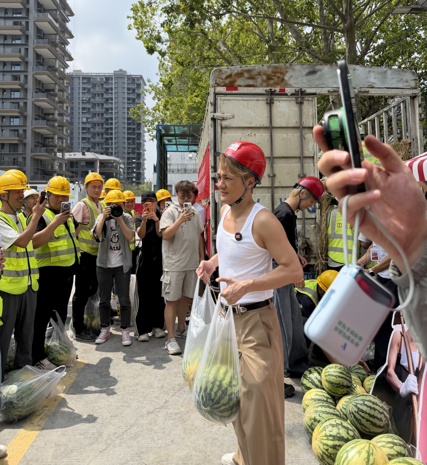 47岁吴克群现身河南街头做公益，免费给农民工送西瓜，他亲自开着拖拉机运...