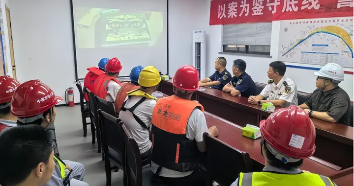 光影铸魂 同心守安 长崃船员服务驿站组织船员看爱国主义电影