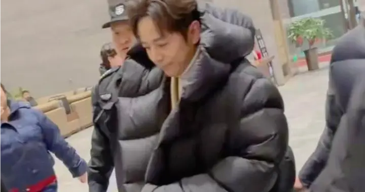 51岁何炅元宵节下班后，穿上羽绒服，戴上帽，天气好冷。