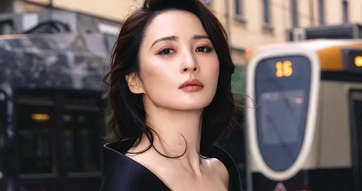 蒋勤勤时尚大片，街角轻轻驻足，温柔缱绻，让人过目难忘！