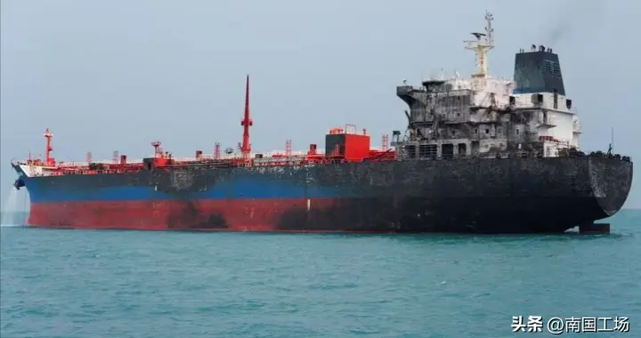 眼看一艘又一艘油轮，加紧运进中国，美国决定取消1亿桶石油制裁