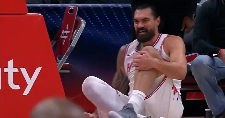 松口气！乌度卡：亚当斯扭伤了脚踝已经出现明显肿胀 没有骨折