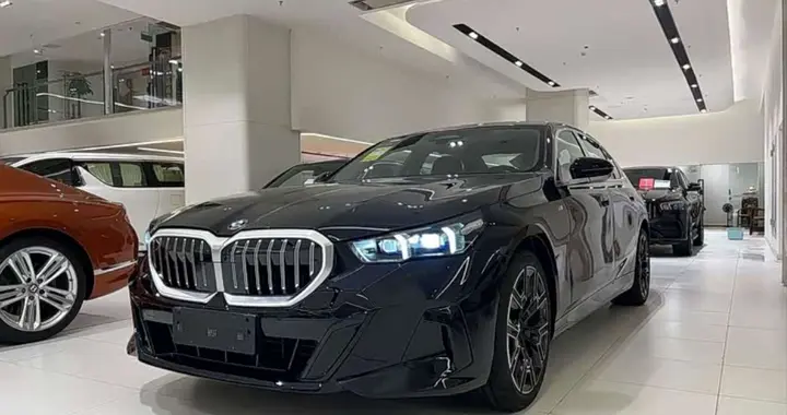 宝马5系深陷“价格战”！入门版跌至28.5万，家用更推荐哪一款？