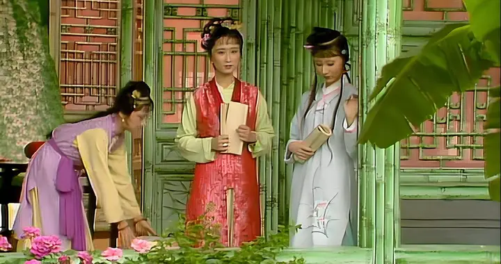 黛玉并非目下无尘，小脾气也只对宝玉发，薛宝钗身边三人都亲近她