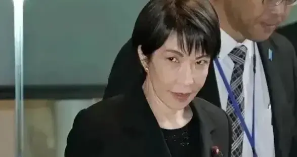 大选开始，麻生自取其辱，美暗中发力，77岁的他给高市“ 搅局”