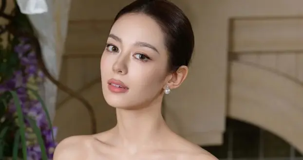 吉娜爱丽丝大美女，五官不是浓艳夸张，但是精致立体优雅大方