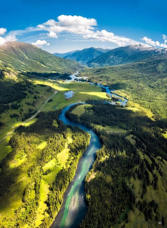 最后进入新疆的阿勒泰。清末行政区调整隔绝了蒙古和哈萨克