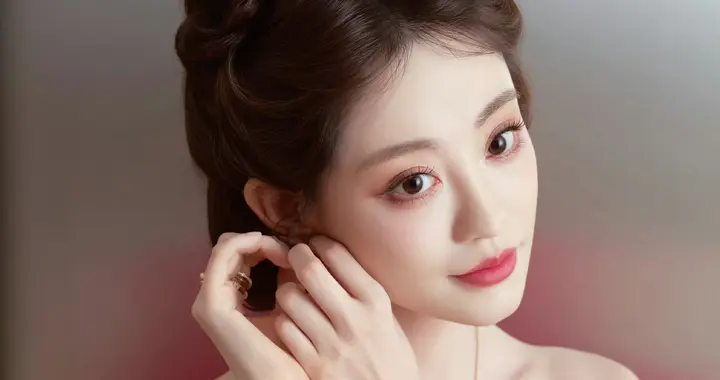 红裙映韵，多面祝绪丹的风格交响