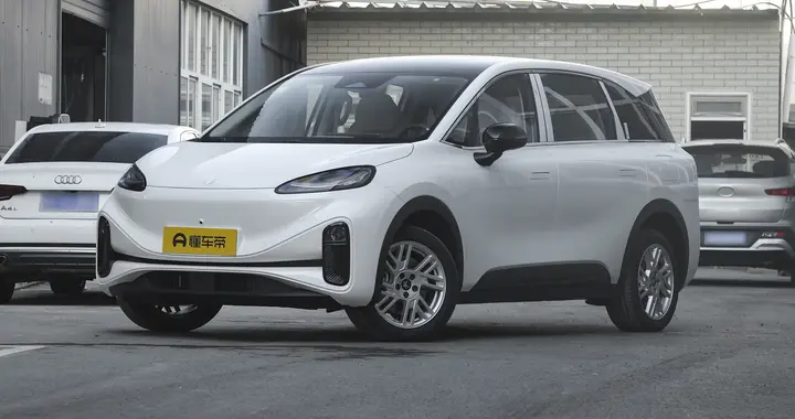 2026款极狐考拉S上市 9.98万起售 520km续航侧滑门标配