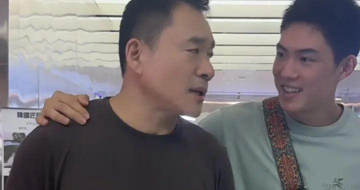丁海峰陪孩子玩自由潜水，女儿扮美人鱼，儿子身材高大有六块腹肌